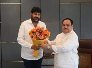 तस्वीरें भी बयां करती हैं राजनैतिक दिग्गजों समेत पार्टी का भी भविष्य ।