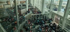 दिल्ली एयरपोर्ट के अंदर भारी संख्या में यात्रियों को उनके सामान के साथ क्यों लाया गया अंदर? जुर्माने के डर से और होटल में न रुकवाना पड़े इसलिए नई चालाकी कर नियमों का खुलेआम किया उल्लंघन।