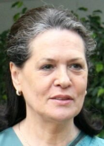 सोनिया गांधी को नोटिस, मतदाता सूची में दर्ज मामले पर हो रही थी सुनवाई।