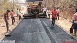 सरगुजा के मैनपाट में प्लास्टिक वेस्ट से चमक रही PMGSY की सड़क। स्वच्छ भारत मिशन के तहत कचरे से कमाई तक की पहल का सफल प्रयोग।