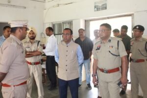 केंद्रीय जेल अंबिकापुर का कलेक्टर और एस एस पी ने किया आकस्मिक निरीक्षण।एक क़ैदी को नियम विरुद्ध सुविधा देने के मामले ने पकड़ा था तूल। हर जगह का बारीकी से निरीक्षण कर दिए सख्त निर्देश।