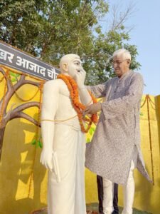 शहीद चंद्रशेखर आज़ाद की प्रतिमा में टी एस सिंहदेव,आदित्येश्वर शरण सिंहदेव ने किया माल्यार्पण।सिंहदेव बोले “चंद्रशेखर आज़ाद जी की गरिमा के विपरीत जिस तरह कार्यक्रम आयोजित किया गया उससे युवा उद्वेलित हुए।”दोनों ने पूर्व विधायक स्वर्गीय रवि शंकर त्रिपाठी की प्रतिमा पर भी किया माल्यार्पण।