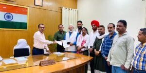 मल्लू पाठक&nbsp; बोले “मंत्री राजेश अग्रवाल को शहर की जनता ने चुना है न कि मुकेश प्लास्टिक और पटाखा संचालक ने ” कड़े शब्दों वाला ज्ञापन कलेक्टर को सौंपा कांग्रेस ने।