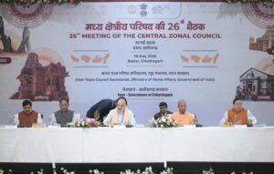 एक ओर योगी एक ओर विष्णु देव बीच में अमित शाह।तस्वीरें पहल पर। छत्तीसगढ़ में योगी आदित्यनाथ का आत्मीय स्वागत।