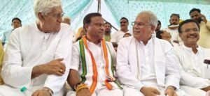 सूरजपुर ज़िले में भूपेश बघेल, टी एस सिंहदेव और दीपक बैज एक साथ एक मंच पर,एक गाड़ी में। कड़ी धूप में जनता को एक साथ आने का संदेश भ्रम या सही साबित होगा ये समय के गर्भ में…..