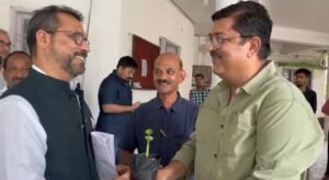 अनोखी भेंट पाकर मुस्कुरा उठे पीसीसीएफ।हज़ारों पौधे बांट चुके युवक ने अंबिकापुर में वन विभाग के मुखिया अरुण कुमार पांडेय व डीएफओ को पौधा देकर माँ महामाया पहाड़ के संरक्षण व संवर्धन की विज्ञप्ति दी।